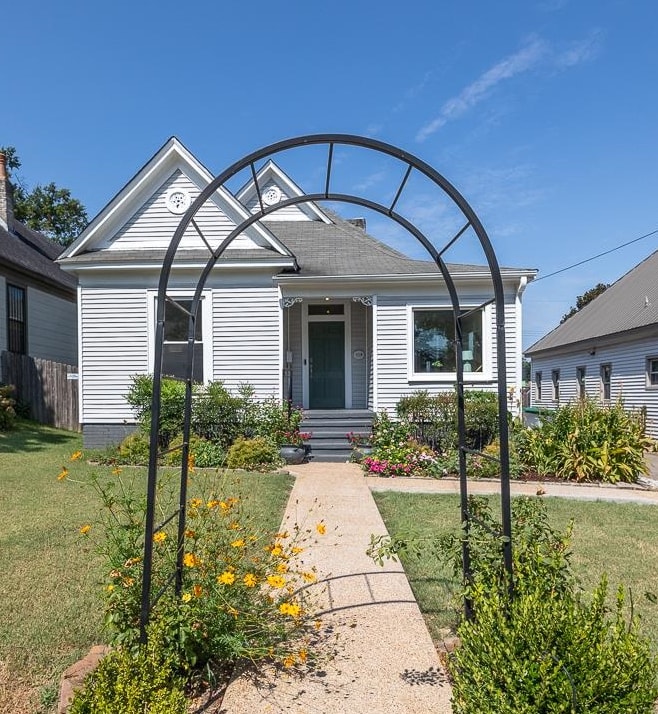 519 Summitt Street Memphis, TN 38104 - Photo 1 of 40 a front view of a house with a yard