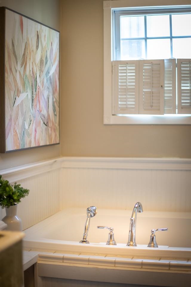 519 Summitt Street Memphis, TN 38104 - Photo 27 of 40 a bathroom with a bathtub and a window
