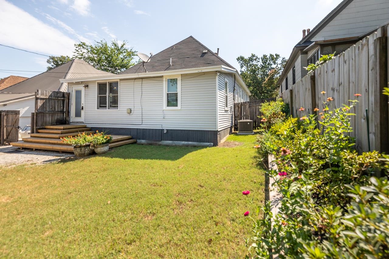 519 Summitt Street Memphis, TN 38104 - Photo 35 of 40 a view of a house with pool and sitting area
