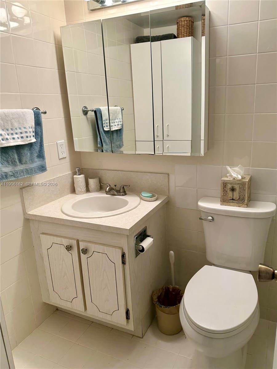 142 Preston F, Unit 142 Boca Raton, FL 33434 - Photo 11 of 28 a bathroom with a sink a toilet and mirror
