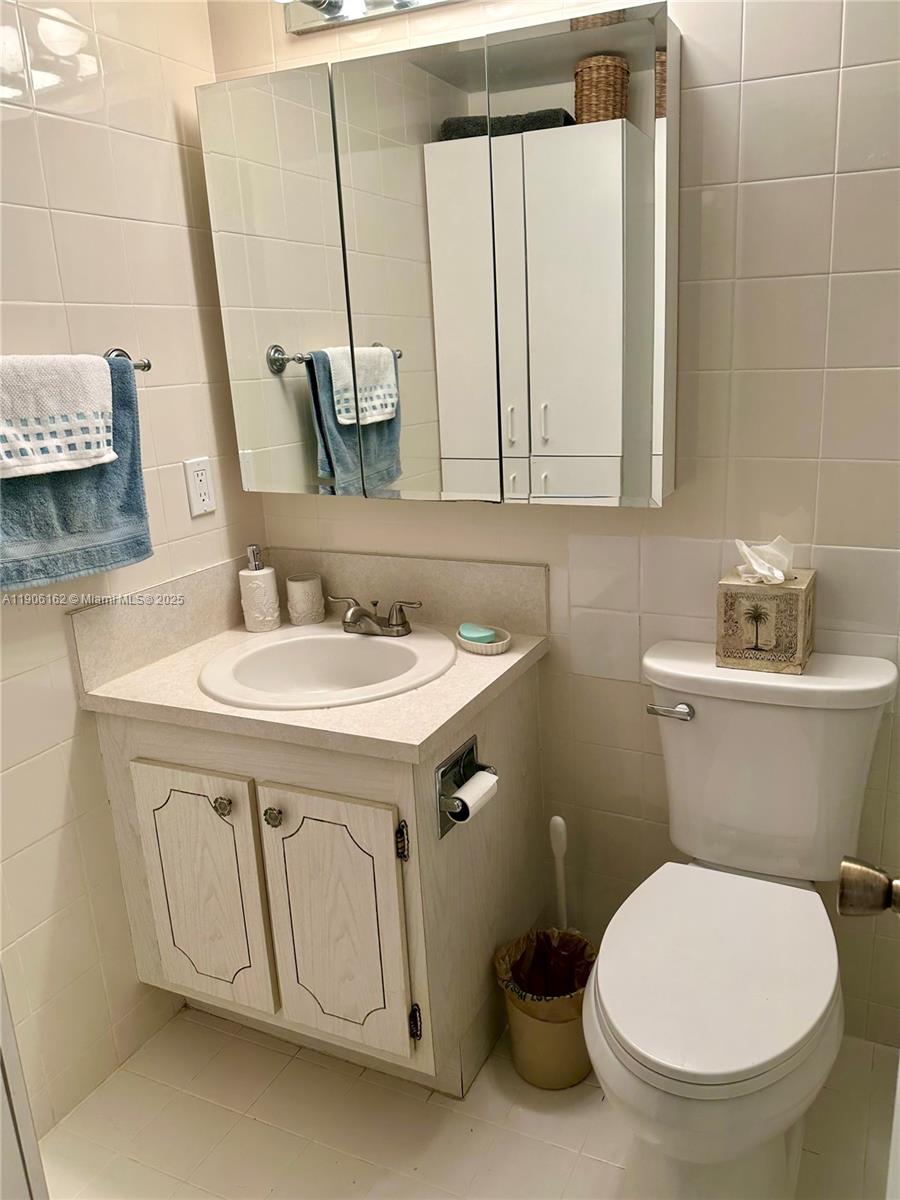 142 Preston F, Unit 142 Boca Raton, FL 33434 - Photo 8 of 23 a bathroom with a sink a toilet and mirror
