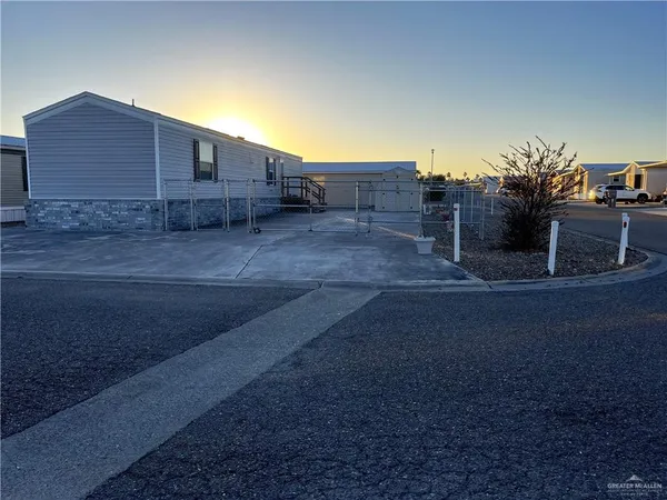 a view of a back yard