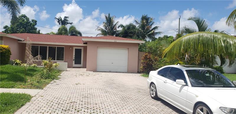 98 Seminole Lane Boca Raton, FL 33487 - Photo 3 of 42 a view of backyard with outdoor seating and plants