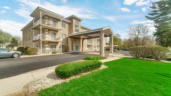 $170,000 | 18216 Lange Street, Unit 2E, Lansing, IL 60438