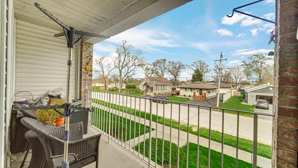$170,000 | 18216 Lange Street, Unit 2E, Lansing, IL 60438