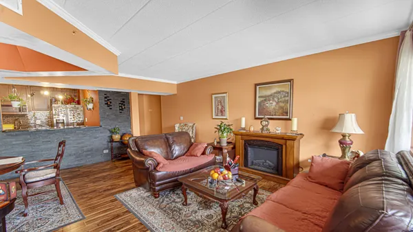 $170,000 | 18216 Lange Street, Unit 2E, Lansing, IL 60438
