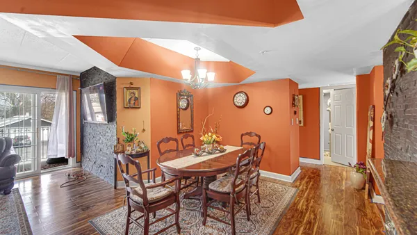 $170,000 | 18216 Lange Street, Unit 2E, Lansing, IL 60438