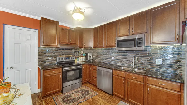 $170,000 | 18216 Lange Street, Unit 2E, Lansing, IL 60438