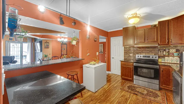 $170,000 | 18216 Lange Street, Unit 2E, Lansing, IL 60438