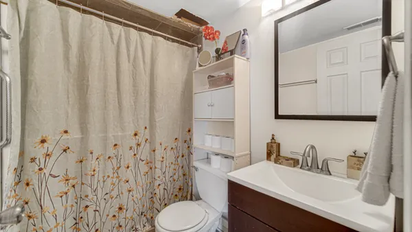 $170,000 | 18216 Lange Street, Unit 2E, Lansing, IL 60438