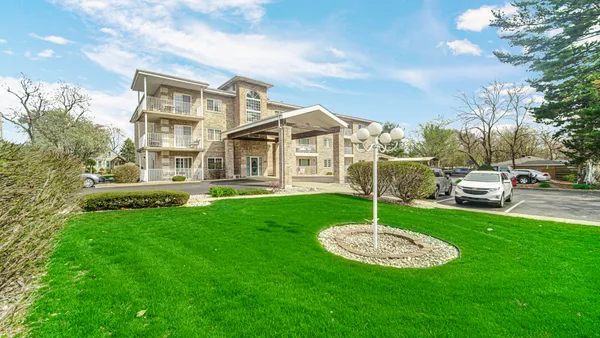 $170,000 | 18216 Lange Street, Unit 2E, Lansing, IL 60438