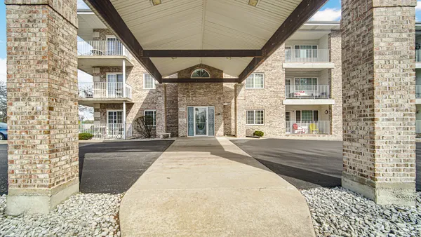 $170,000 | 18216 Lange Street, Unit 2E, Lansing, IL 60438