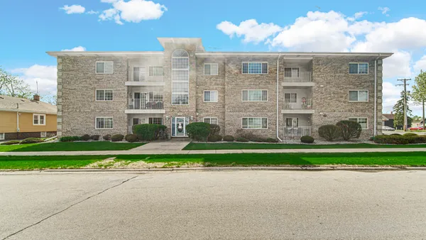 $170,000 | 18216 Lange Street, Unit 2E, Lansing, IL 60438