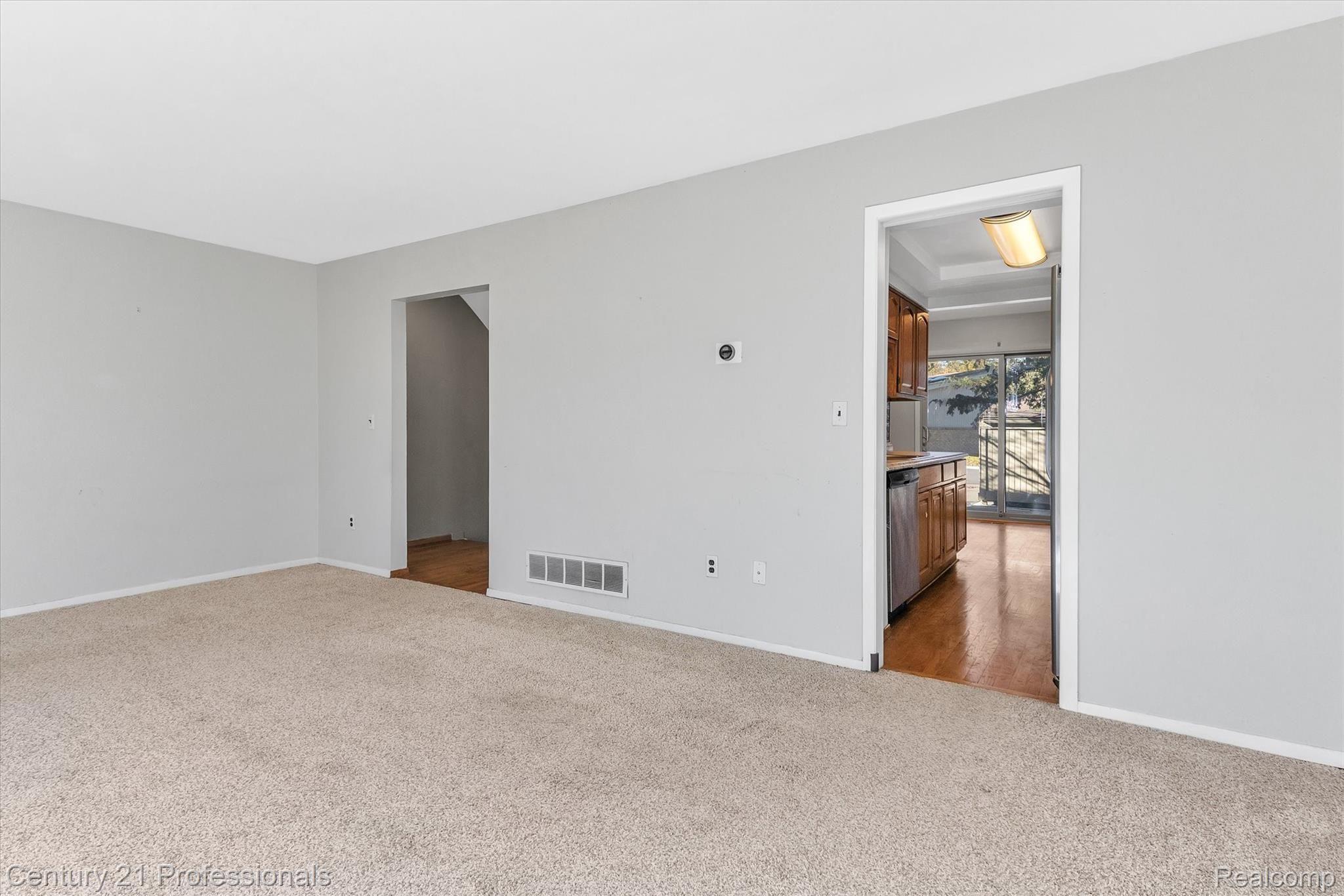 637 Oakbrook West Rochester, MI 48307 - Photo 7 of 45 11-637-Oakbrook-WindowStill-Real-Estate-Photography-12.jpg