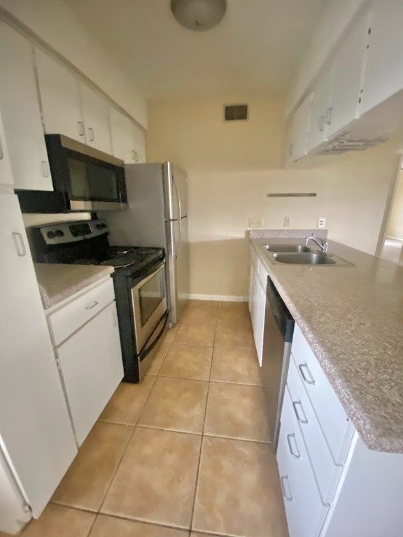 910 Duncan Lane, Unit 61 Austin, TX 78705 - Photo 9 of 22 a kitchen with a stove and a sink