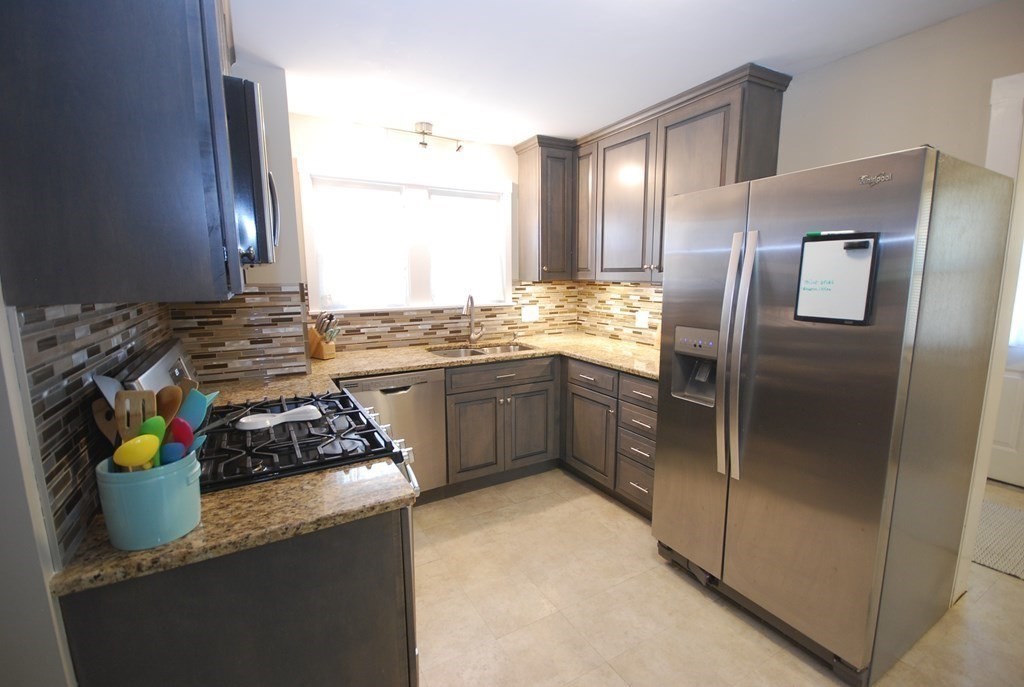 39 Rencelau Street Springfield, MA 01118 - Photo 14 of 42