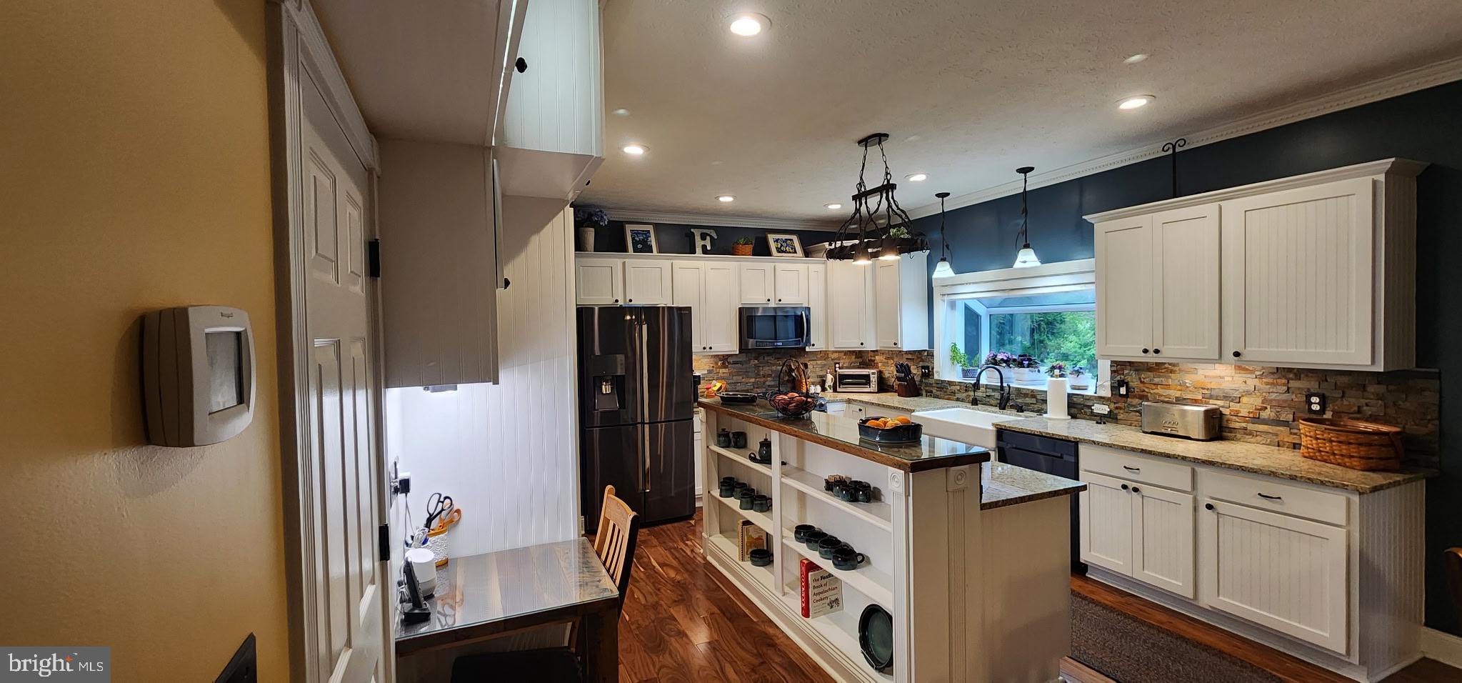 35175 Pheasant Ridge Road Locust Grove, VA 22508 - Photo 29 of 80 Modern kitchen with warm elegance.