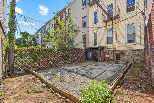 a view of a backyard