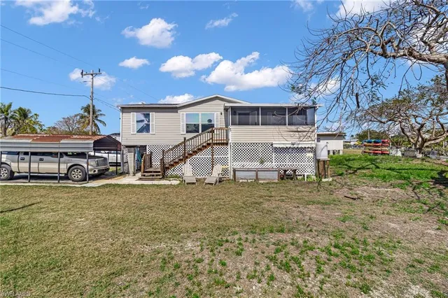 a view of a house with a yard
