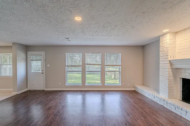 an empty room with windows and pillars in it