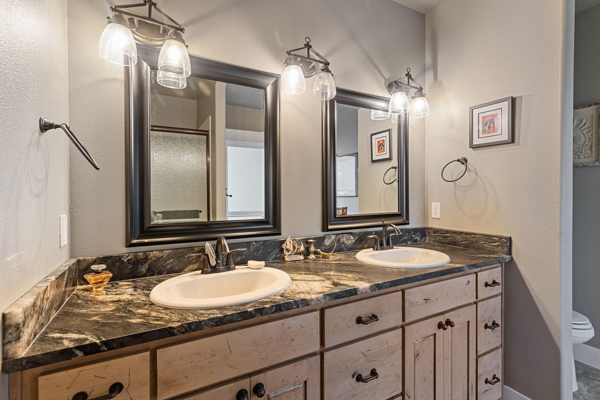 286 Rockinghorse Drive Grants Pass, OR 97527 - Photo 19 of 54 Granite and dual sinks