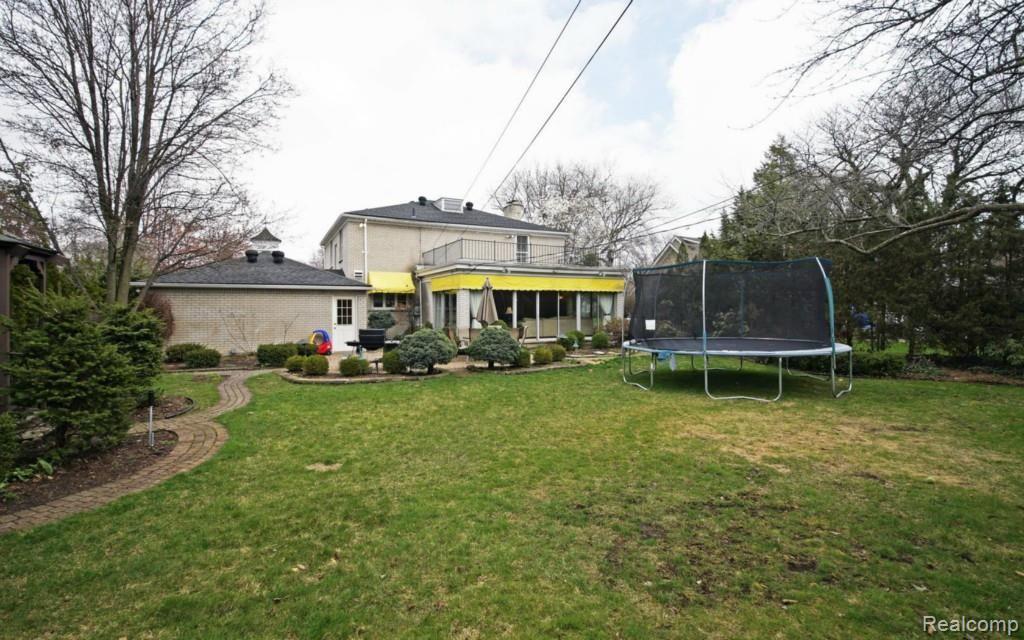 611 Hampton Road Grosse Pointe, MI 48236 - Photo 25 of 26 25-photo-web-1680x1050-435569.jpg