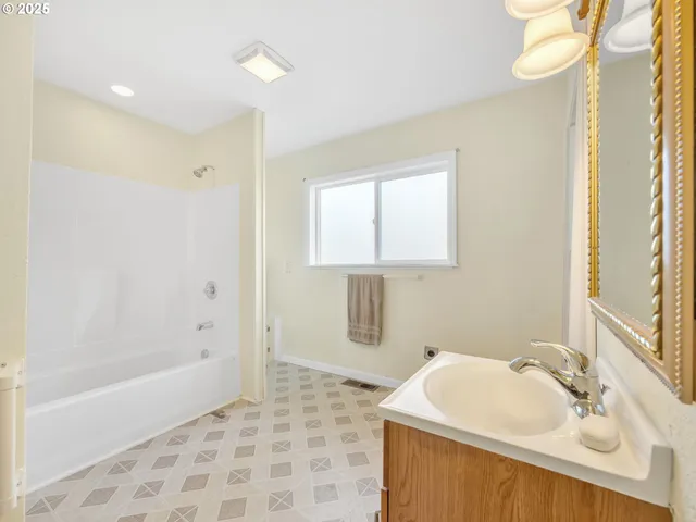 $325,000 | 125 Southwest Cedar Avenue, Warrenton, OR 97146