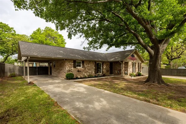 $299,500 | 3104 South Garland Street, Decatur, TX 76234
