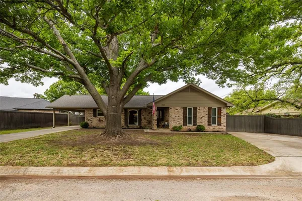 $299,500 | 3104 South Garland Street, Decatur, TX 76234
