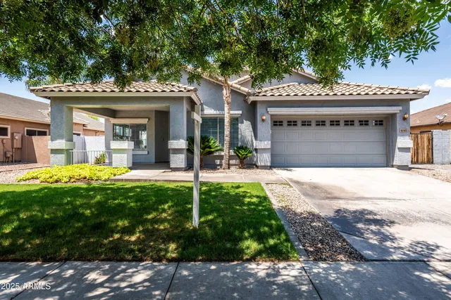 a view of a livingroom and dining room