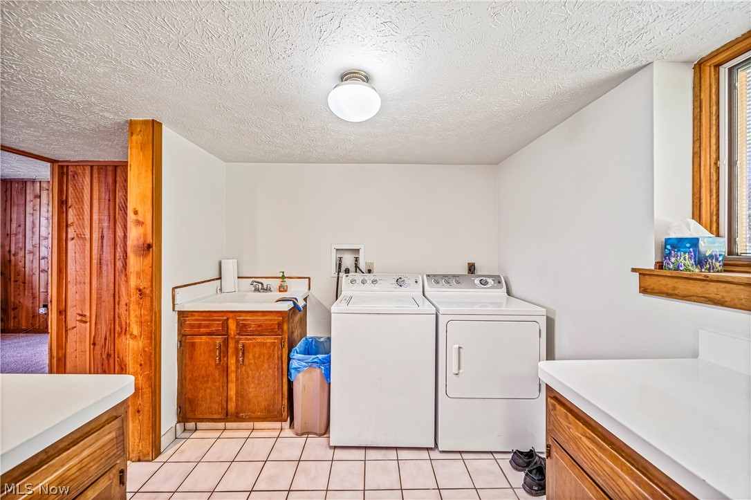 3010 Narrows Road Perry, OH 44081 - Photo 24 of 42 Utility room with washer/dryer and sink.