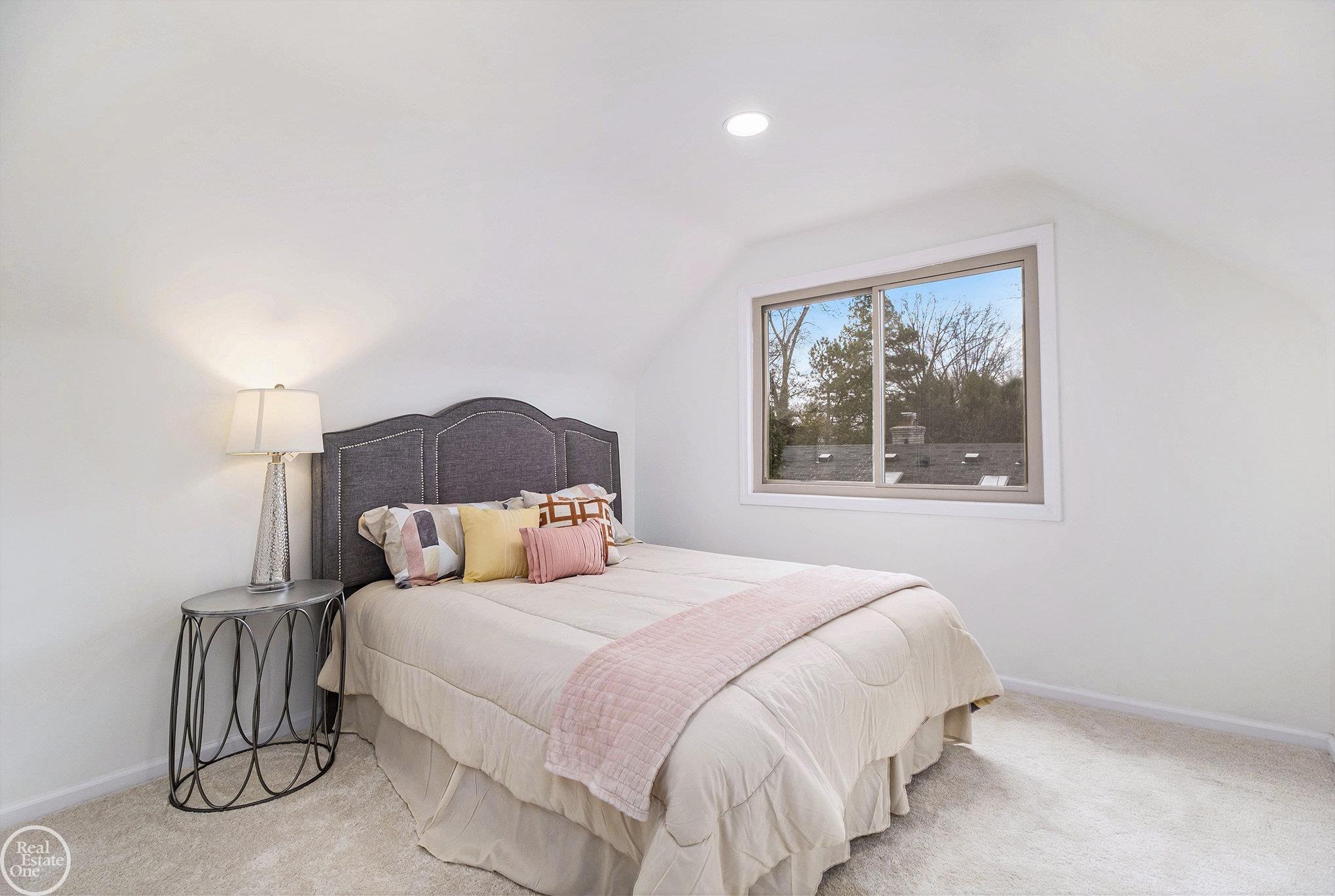 1243 Hawthorne Road Grosse Pointe, MI 48236 - Photo 17 of 34 50169656-c496a461-d0d0-4300-b109-031d05b211ff.JPG