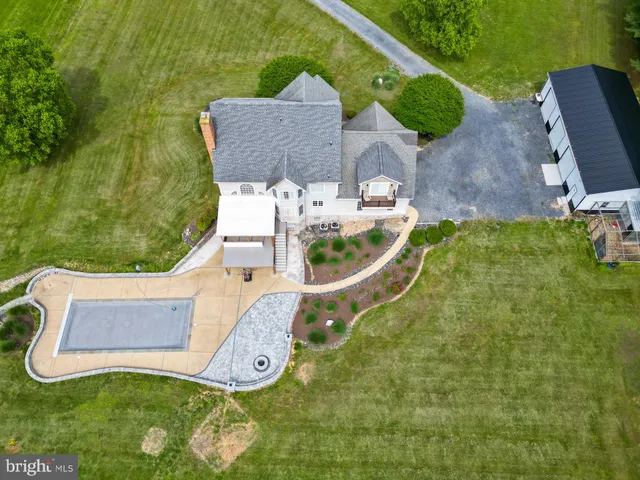 a view of yard with green space