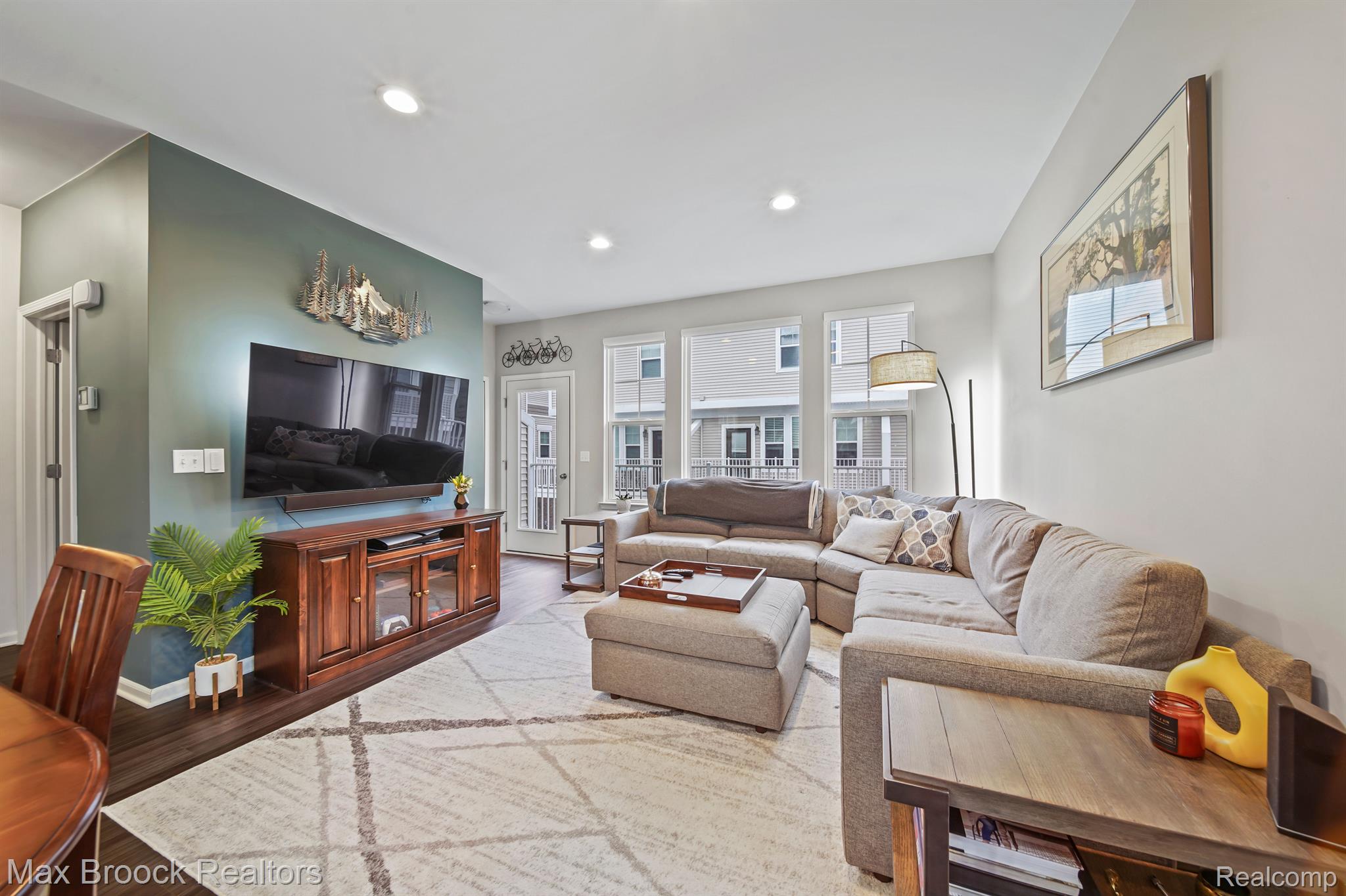 2500 Normandy Road, Unit 27 Royal Oak, MI 48073 - Photo 8 of 37 Accent Wall