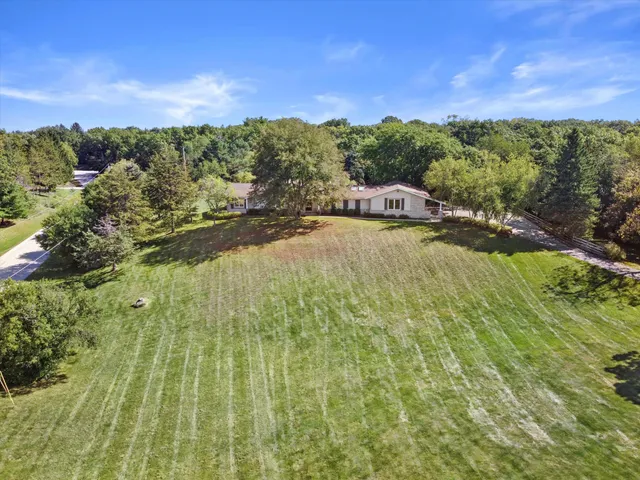 $699,900 | W338S4370 Drumlin Drive, Dousman, WI 53118