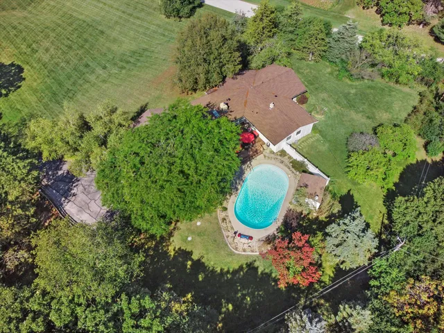 $699,900 | W338S4370 Drumlin Drive, Dousman, WI 53118