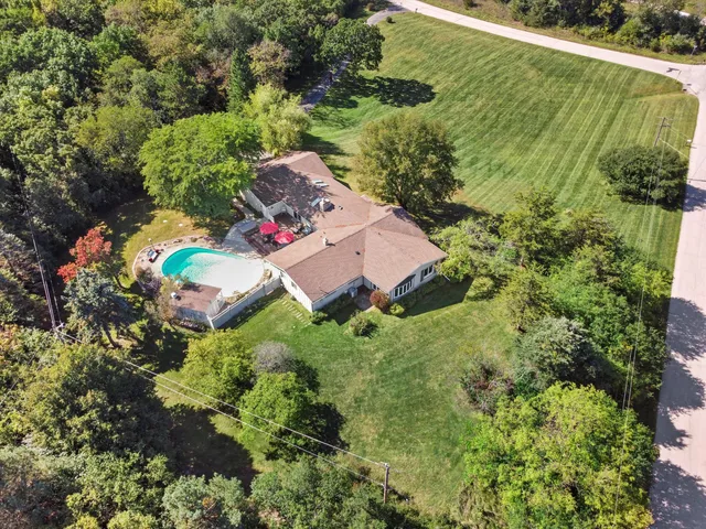 $699,900 | W338S4370 Drumlin Drive, Dousman, WI 53118