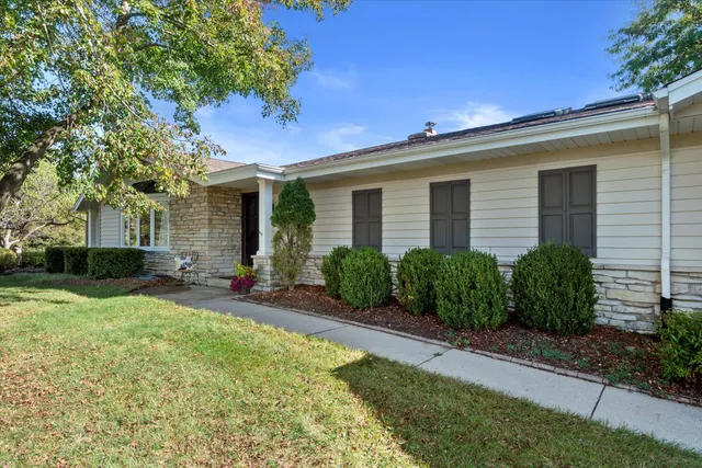 $699,900 | W338S4370 Drumlin Drive, Dousman, WI 53118