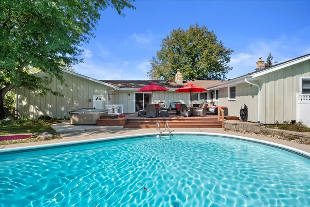 $699,900 | W338S4370 Drumlin Drive, Dousman, WI 53118