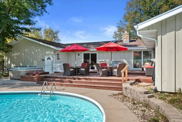 $699,900 | W338S4370 Drumlin Drive, Dousman, WI 53118