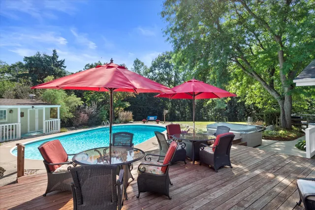 $699,900 | W338S4370 Drumlin Drive, Dousman, WI 53118