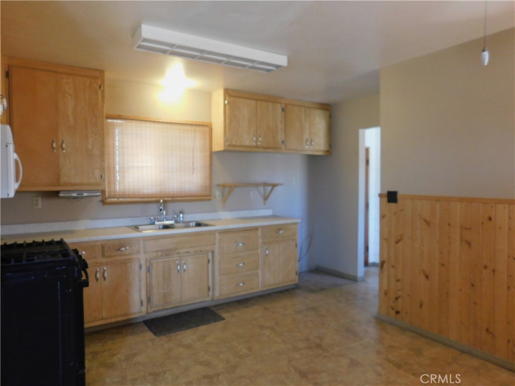 16873 Alexander Edwards, CA 93523 - Photo 4 of 30 Kitchen