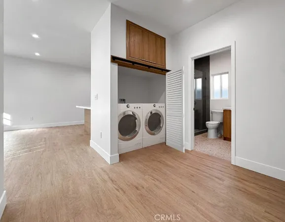 a view of kitchen with washer and dryer