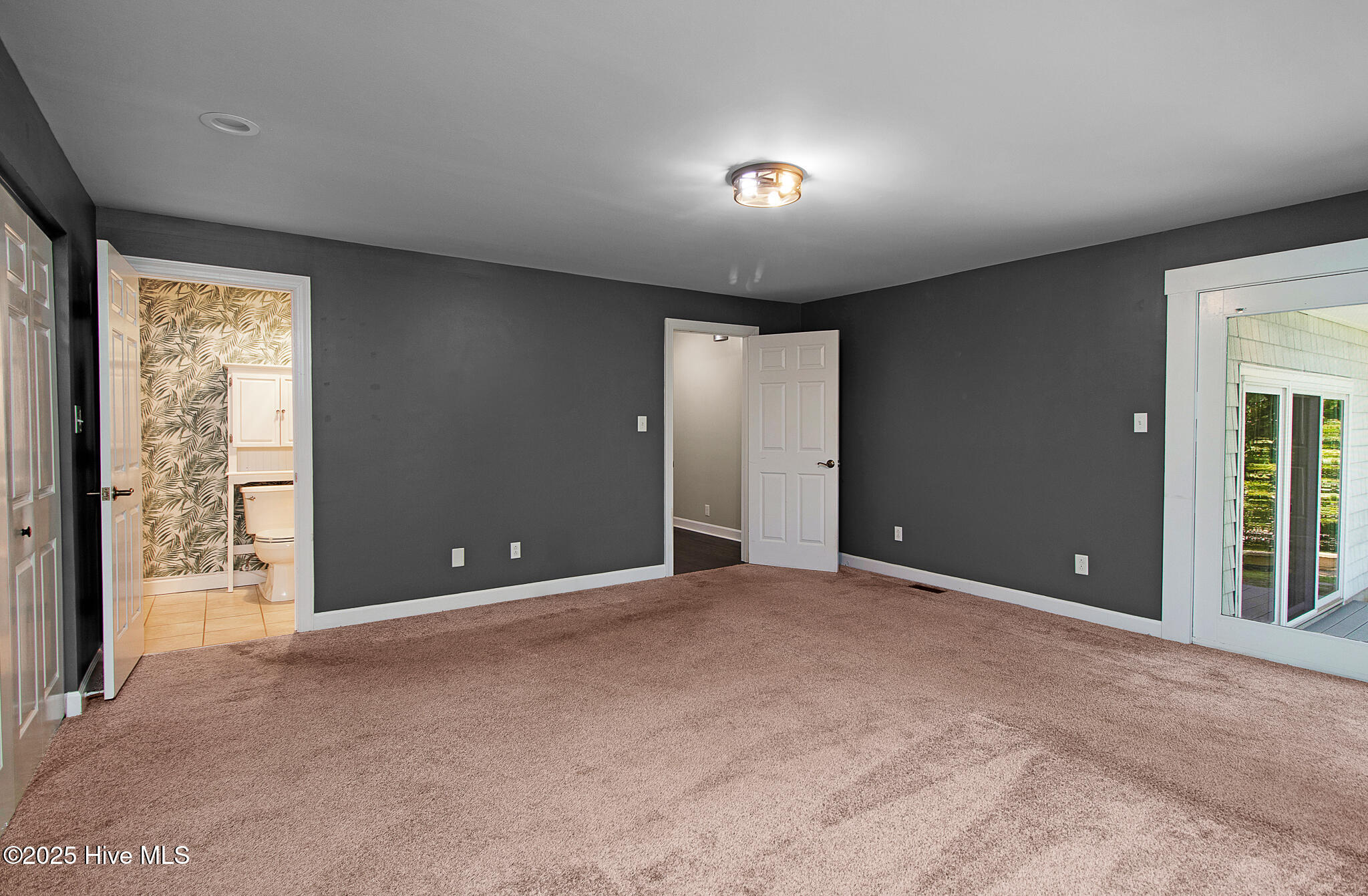 800 Country Club Road, Unit 33 HAYSTACKS Morehead City, NC 28557 - Photo 26 of 58 Spacious primary suite with water views