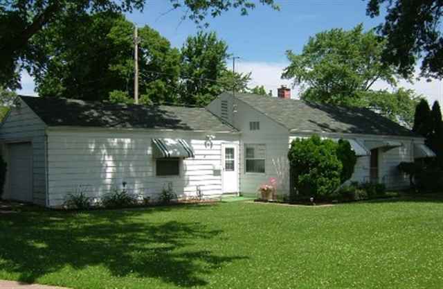 1712 Lincoln Road Bettendorf, IA 52722 - Photo 2 of 9 Gallery Image 2