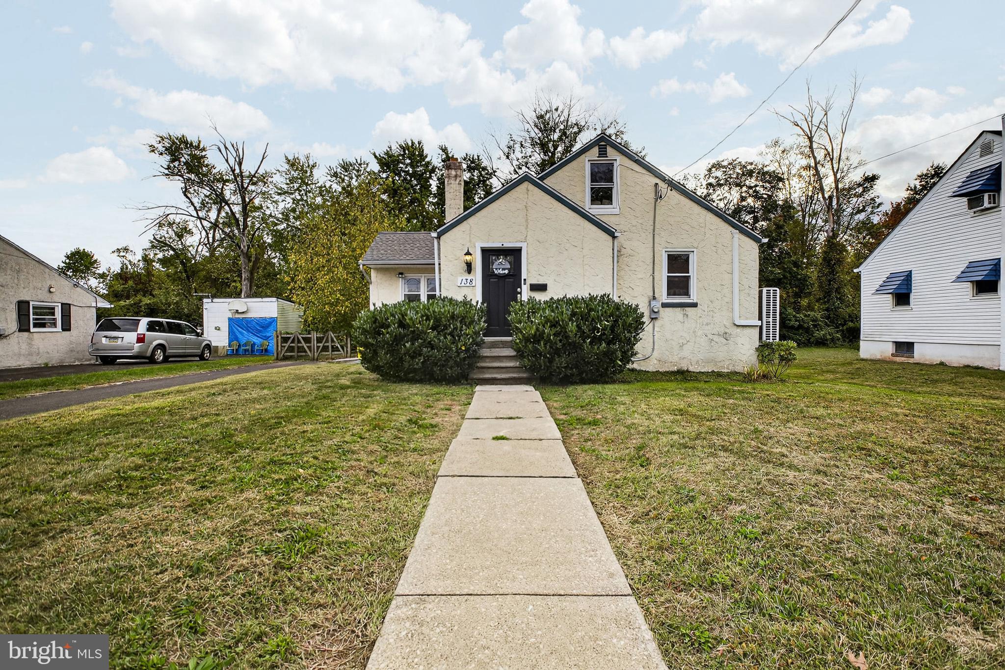 a view of a front of house with a yard