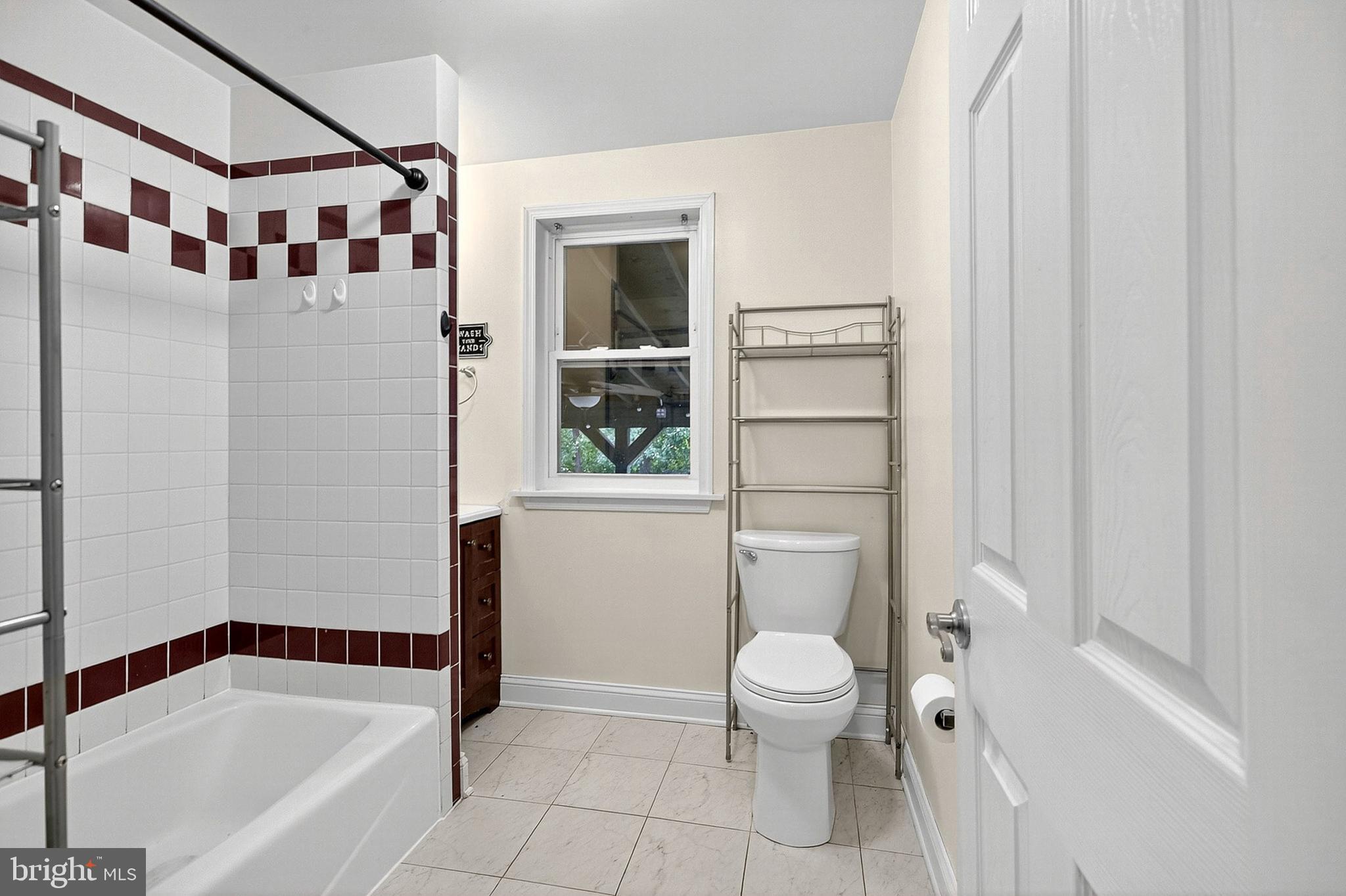 138 Diamond Street Hatfield, PA 19440 - Photo 16 of 33 a bathroom with a toilet and a bathtub