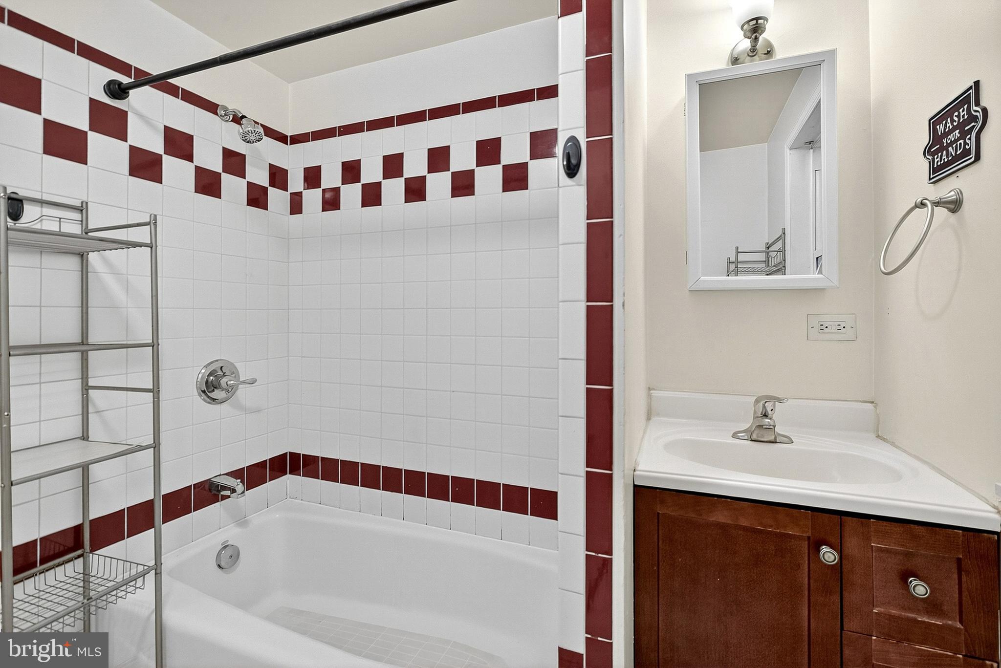 138 Diamond Street Hatfield, PA 19440 - Photo 17 of 33 a bathroom with a bathtub and a sink