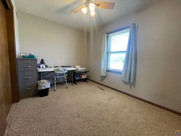 $214,900 | 2502 West 18th Street, Emporia, KS 66801
