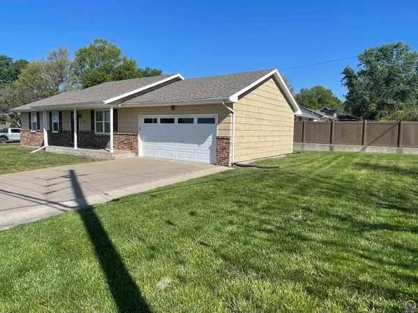 $214,900 | 2502 West 18th Street, Emporia, KS 66801